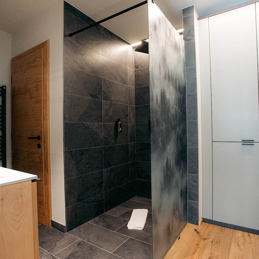 Large showers and separate toilets in the vacation apartment sGmiatli near Ischgl.