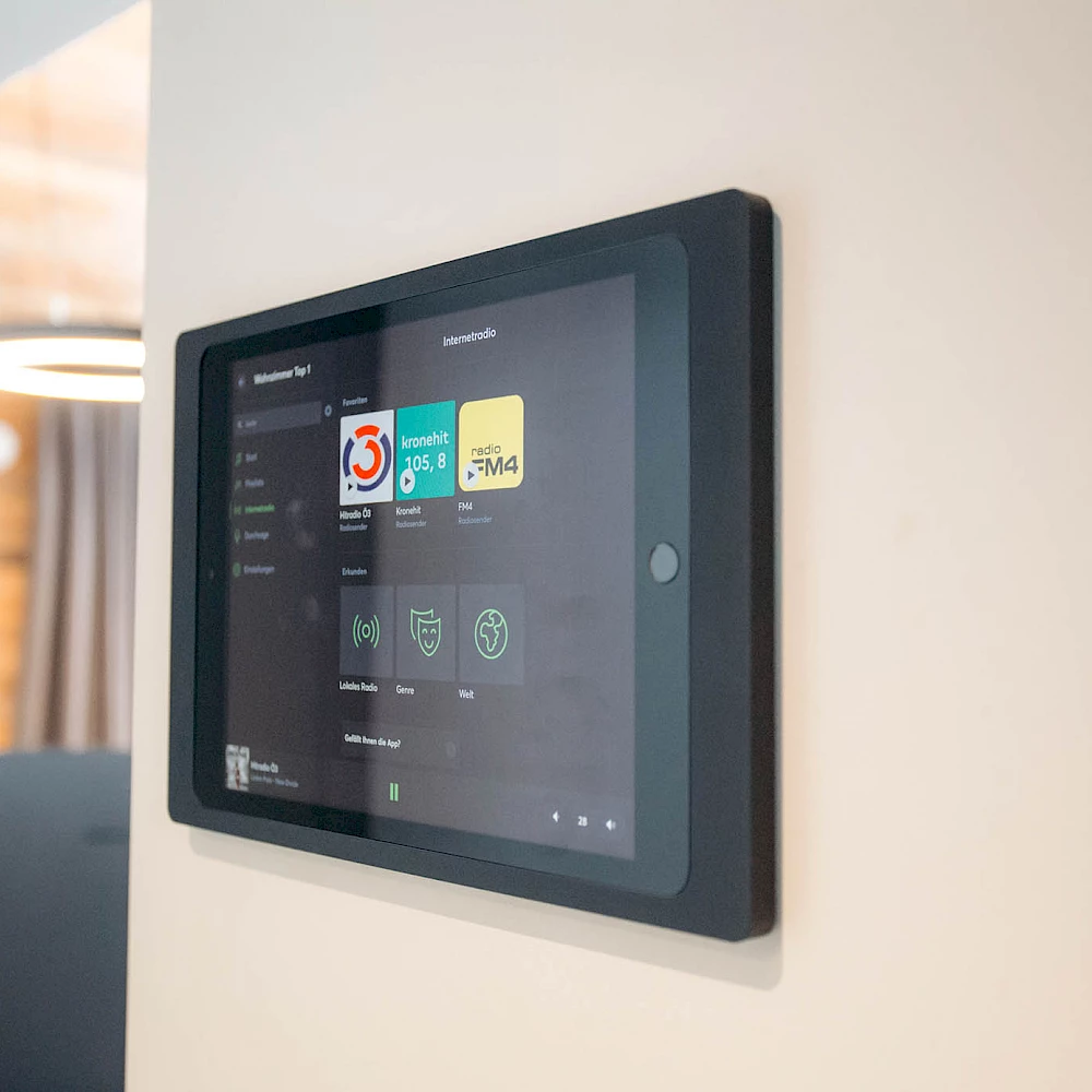 Smart Home Technik im Adler Chalet Ischgl. Diverse Funktionen lassen sich bei uns nur über das iPad steuern.
